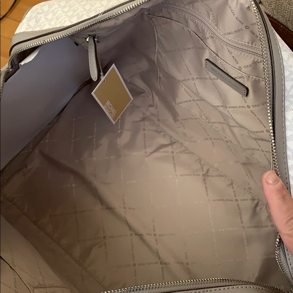 Michael Kors Travel Duffle Bright White / Grey - Picture 6 of 8